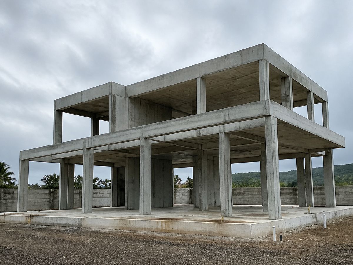 Obra com estrutura de concreto armado em execução, pilares e lajes aparentes